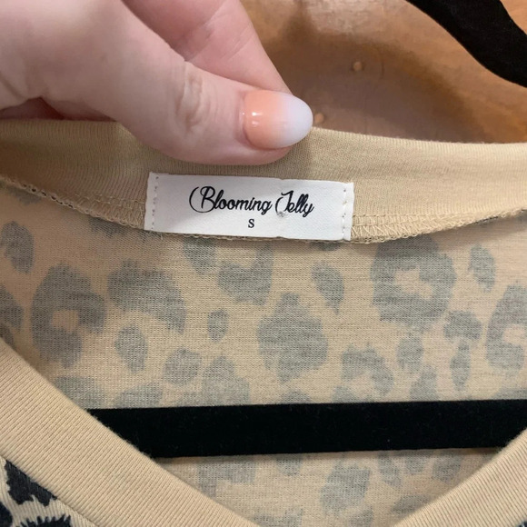 Blooming Jelly V-Neck Leopard Tee - Picture 5 of 7